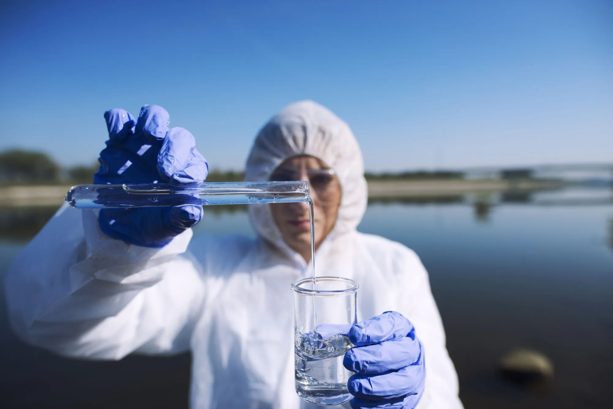 Отбор пробы воды из источника для лабораторного анализа